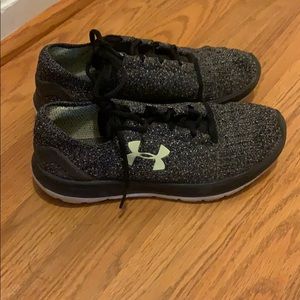 Women’s under armour sneaker tennis shoes size 8.5